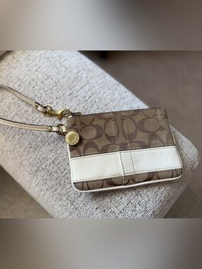 Coach vintage 2008 Legacy lining Brown Signature Canvas Wristlet/ medallion. 8x4